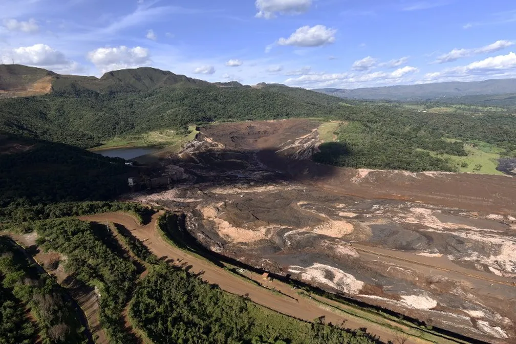 Montanhas e vegetação em tons de verde